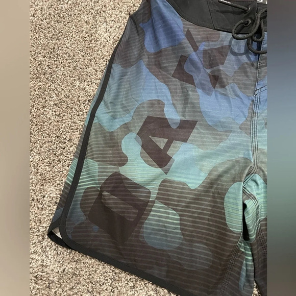 Oakley Bodhi camo men's swim trunks, size 31 - Picture 2 of 7